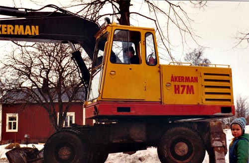10. Hemma hos Willmans Per på Gustav Adolfsgatan 25 i början på 1980-talet. Bror Lindvall i Åkerman H7M och Kenneth Frostdahl nere till höger. Förstoring. Marklunds gård i bakgrunden.