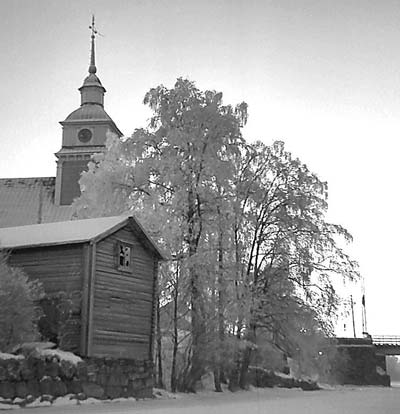 [ Holmströms magasin , kyrkan, Storbron och rimfrosttyngda björkar. 1950-talet.