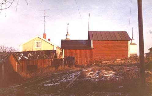 Längst till vänster likvagnshusets gavel strax söder om Heikelska/Kivinenska gården 1973. Vid Nygårdsvägen strax till höger fanns dettas föregångare och i uthuset vid Frihemmet förvarades också en likvagn.