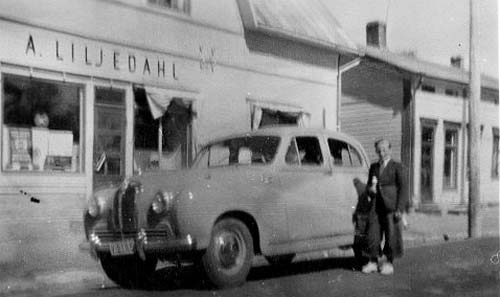Liljedahls första affär på Bankgatan 12. ”Morbror Birgers bil” lyder texten i Meri Virtanens fotoalbum.