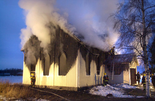 Socklot bönehus brinner våren 2008. Förstoring.