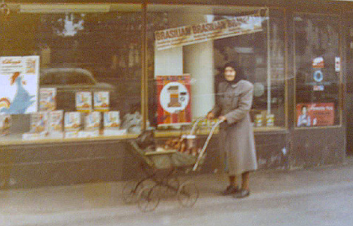 Rosa Strandén från ”Frillan” brukade passera mitt barndomshem med barnvagnen. Min minnesbild är dock att hon alltid var svartklädd. Så kan minnet svika! Förstoring.