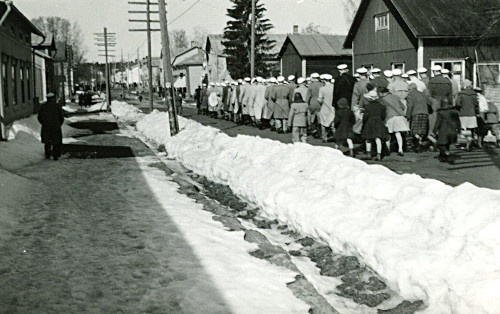 Ett år på 50- eller 60-talet tågade man mellan snödrivor på Bankgatan. Förstoring.
