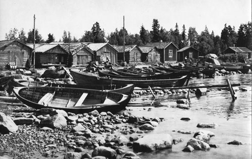 Hamnen vid Grisselören 1957. Vägen gick mellan ladorna och båtarna. [