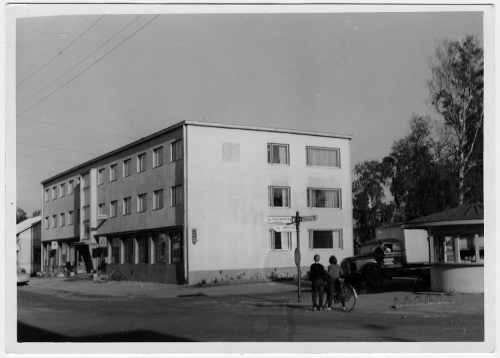 Vykort utgivet av Liljedahl ca 1960.På baksidan står  N y k a r l e b y  Liljedahls Hotell 20 021 och Restaurang Döbeln 20 223. Echte Fotografie i frimärksrutan. Märkt 6987 6. Förstoring.