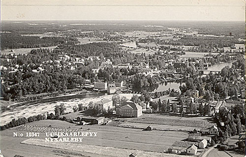 Kristliga Folkhögskolan med staden i bakgrunden, från nordnordväst. Förstoring.