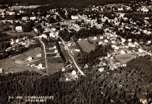 Staden från östsydöst 1958. De tre omtalade nybyggena byggda av xxx syns mellan Kolonivägen och Frihemsvägen. Förstoring.