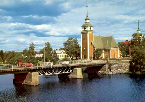 Kyrkan, älven och bron — Nykarleby.