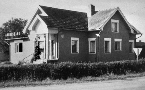 År 1941 köpte Andelskassan Ida Nelsons gård i Hirvlax. Till vänster skymtar Vasa Andelsbanks nybygge som stod färdigt år 1982. Förstoring.