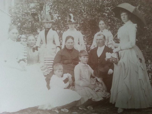 Carl Nylund och fru Johanna f. Silfvast med familj.