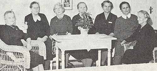 Styrelsen för De Gamlas Hem r. f. 1963. Fr. v. Ester Fougstedt, Aina Rönning, Tyne Lassell, Tekla Strandén, Ingeborg Sandvik, Elvi Dahlin, Else Bergsten, (frånvarande Gerda Thors).