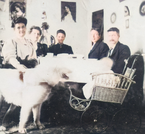 25. Hanna på besök hos familjen Skistad i Sulphur. Den vita hunden brukar dra fru Skistads kälke på vintern. Familjen Skistad tycks ha ett prydligt hem för hela familjen i Sulphur. Bilderna 22–25 vittnar om att bonäsarna umgicks med flere familjer i Sulphur.