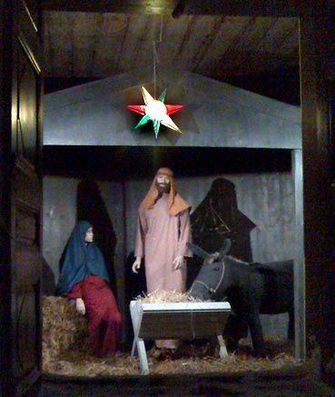 Ett par förändringar sedan i fjol är att julkrubban fått en gaveltriangel på stolpar och Josef är nu mera photogenique när han tittar mot betraktaren.