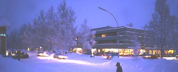 Julen 1981 var det också ganska höga drivor. Till vänster skymtar HAB:s (Helsingfors Aktiebank) neonskylt och på taket på på Grönhuset Sparbankens dito. Erik Sundsten i förgrunden.