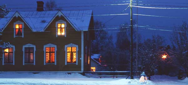 Julafton 1983 på Gustav Adolfsgatan 41. I Bakgrunden skymtar ljuset från Saarikoskis Nykarlebystjärna monterad på utelampan ovanför balkongdörren.