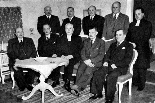 Skolans direktion 1952.  Sittande fr. v. Hugo Sandbacka, Alarik Forsblom, Anders Sandbacka, Johan Boström, Levi Jern. Stående Albin Haldin, Henrik Wiik, Ture Granqvist, K. Arvid Haldin, Runar Hedberg.