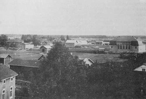Vy över Silvast i Jeppo c:a 1912, till höger ser vi samlingshuset. Bilden är tagen från järnvägsstationens tak. Bildens ägare är Jeppo Hembygdsförening.
