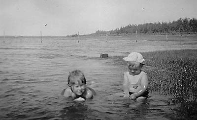 Folke och syster Harriet (gift Gleisner) plaskar vid Andrasjön.