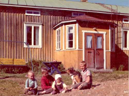 Grev Tott gatan 7 omkring 1970, sydfasad. Leif, Kenneth, Liselott ( sedermera röntgenskötare ) och Cay Backlund samt hunden Nalli.