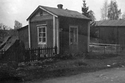 [Blåbäri Ainas stuga från Karleborgsgatan. Ahlströms uthus i bakgrunden.