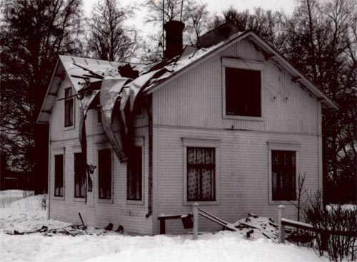 Eftersom min hemgård vid vid Gustav Adolfsgatan 2.figurerade i förteckningen över bränder i Nykarleby skickar jag en bild av huset efter branden som var den 18 mars 1970 på eftermiddagen. Samma dag på förmiddagen dog min far Valdemar i hjärtifarkt på väg till postlådan. Förstoring.