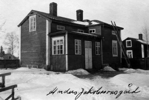 Huset från gårdssidan. "Anders Jakobssons gård" är skrivet på fotot.