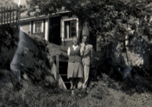 Elna och Mauritz Siegfrids framför Knaperbo 1948. Förstoring.
