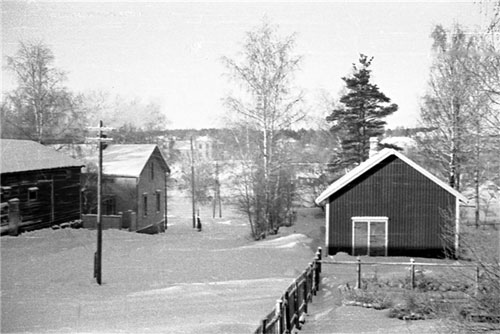 Från seminarieverkmästare Backlunds gård. Förutom det som beskrivs ovan , syns även gårdsbyggnaden tillhörande Carlssons i högerkant. Förstoring.