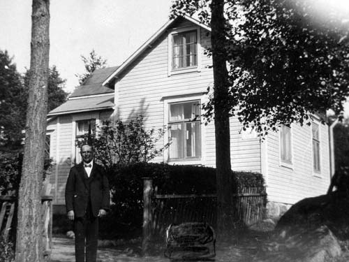 Joel Nilsson framför sitt hus.