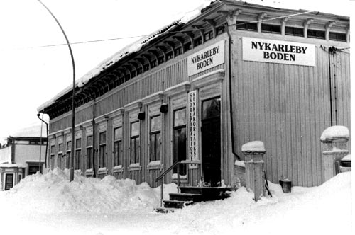År 1973 verkade Nykarleby boden i byggnaden. Affären hette senare Sko-boden och fanns i f.d. Sarlins gård. 