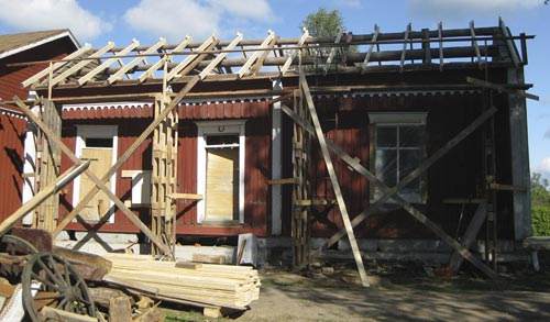 Jonas Haglunds stuga vid Seminariegatan 16 under vilket stenarna hittades. Notera byggnadsställningen gjord av lastpallar! Förstoring.