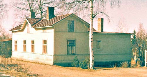 Gården revs 1975. I vänsterkant skymtar gården byggd av Nils och Inger Luoma. Förstoring.