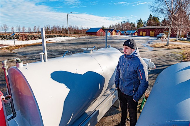 Dieseltanken som endast medlemmar i oljekompaniet haft tillgång till kommer att ersättas med Joel Lindvalls tankstation med både diesel och bensin. Den andra tanken, som tillhör Österbottens räddningsverk, blir kvar. 