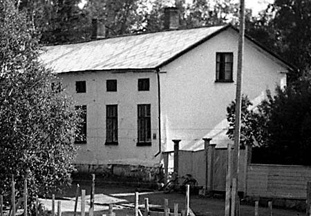 År 1949 var gården, som så många andra i kvarteret, putsad. Detalj ur bild från tvättinrättningsbygget.