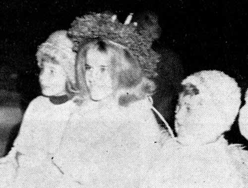 Lucia Gurli Knuts från Karby, gift Sjöberg och bor i Jakobstad. Tärnorna Yvonne Dahlbo, som sedermera blev sångerska i Taizé, till vänster och Klara Mårtens till höger.