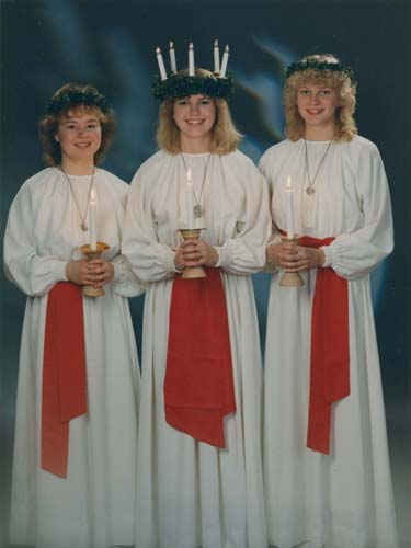 Nykarlebys Lucia 1987: Yvonne Skåtar med tärnorna Lilian Wik och Stina Sandberg.
