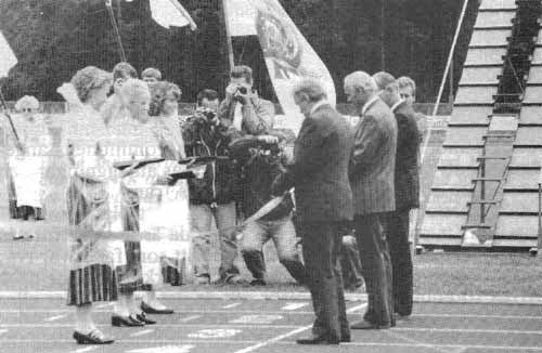 Skogsvallen får 1987 sin högtidliga invigning och bandet klipps av SFI:s dåvarande ordförande Pelle Björkman (i mitten) under överinseende av Börje Nygård och John Strang. 
