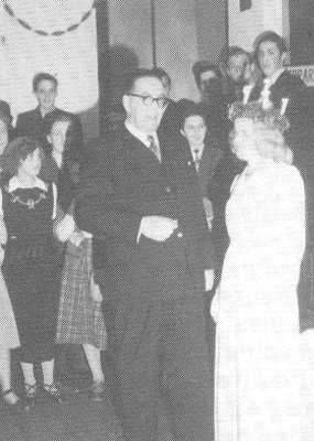 1950 var Lucians premiär i Nykarleby. Här ses Lucian Ines Östman som strax innan fått motta det traditionella smycket av borgmästaren Holger Stenbäck. 