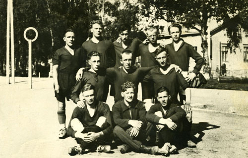 NIK:s elva vann 1937 (2—1) över Lepplax medföljande spelare, fr.v. uppifrån räknat: Nils Granberg, Armas Pihlainen, Mauritz Sigfrids, Helge Söderlund, Bertel Hägglöf, Ragnar Birck, Tor Hägglöf, Runar Eng, Karl Forsman, Gustaf Rajander och Tor Willman. 
