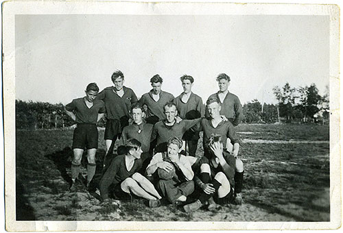 NIK:s elva vann 1937 (2—1) över Lepplax medföljande spelare, fr.v. uppifrån räknat: Nils Granberg, Armas Pihlainen, Mauritz Sigfrids, Helge Söderlund, Bertel Hägglöf, Ragnar Birck, Tor Hägglöf, Runar Eng, Karl Forsman, Gustaf Rajander och Tor Willman. 