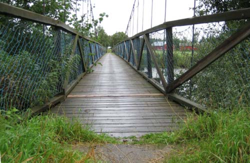 Hängbron inbäddad i grönska i slutet på augusti 2007.