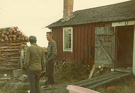 Bomans fiskarstuga på Tornskär vid månadsskiftet juli—augusti 1973. Stående ? och Erik Boman.