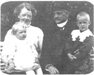 Georg och Helena Lönneström med barnen Måns och Christina. Foto 1910-talet. Herlers museum. 