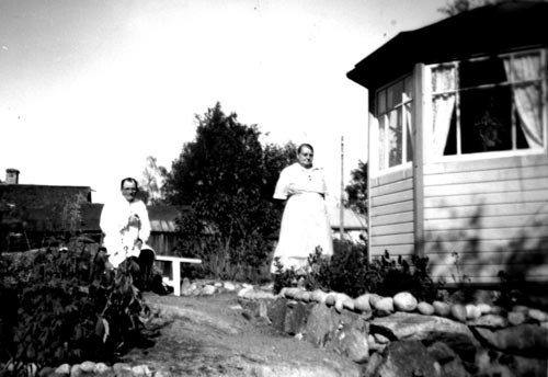 Johan Teodor Forsberg och hustrun Hulda bredvid sitt lusthus. Bägge hade varit i USA där Forsberg dragit på sig minarsjukan. 