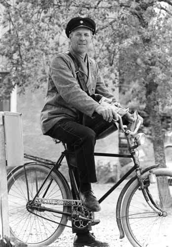 Postiljon Bertel Olson förevigad på en cykel av märket Husqvarna. 