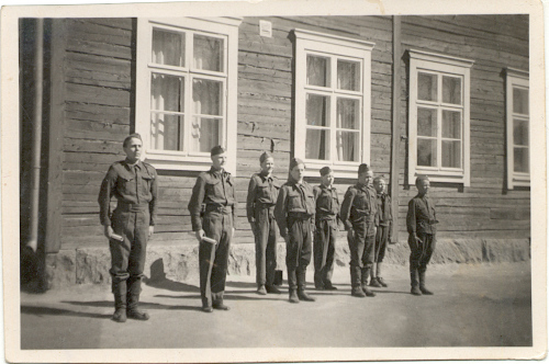 Soldatgossar vid Karleborg. Från vänster: Rudolf Olson, Rune Henriksson, Hans Fagerlund, Göran Gleisner, ? ?, Birger Olson, Bror Björkqvist och Birger Lindfors.