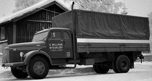 En Volvo 495 lastbil med texten ”TITAN” på kofångaren uppställd utanför Sjöbloms på Bangatan. Viktuppgifter: 4000, 11900 och 8000. Förstoring.