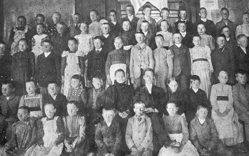 Många elever i lärare M.W. Frostes skola.