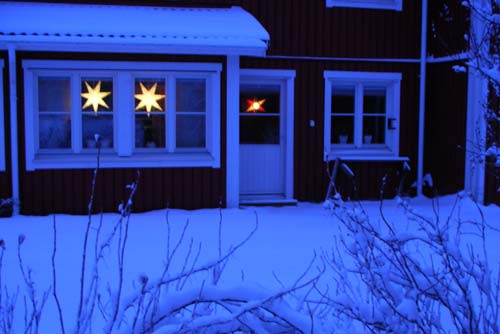 I Boden var marken vit denna snöfattiga vinter. Två pappersstjärnor till vänster och Nykarlebystjärnan till höger.