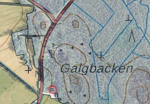 Galgbacken finns ett par hundra meter nordost om Stall Åminne. Röd cirkel kring ladan som syns på nedanstående foto.